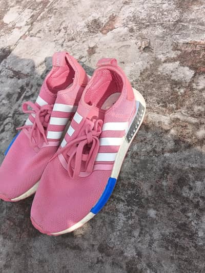 Original Adidas size 9/10 condition 10/10. . .