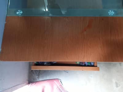 2 table hai 1 choti aik bari