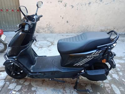Revoo C32Y Scooty
