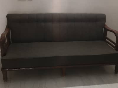 5 seater wooden sofa Available neat and clean