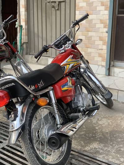 Honda 125 2024/25 model red color
