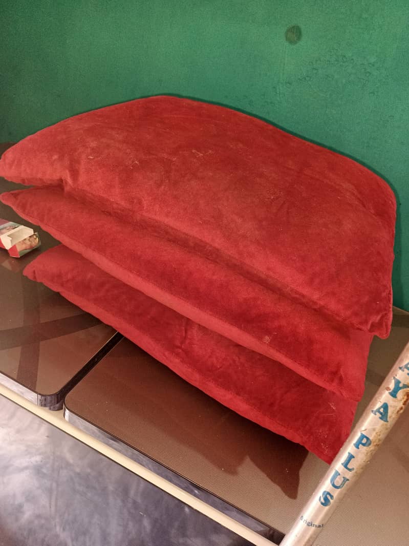 کنگ سائز کشن بہترین حالت میں رنگ لال 0