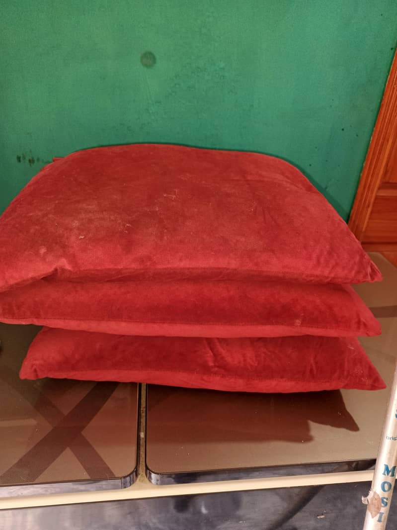 کنگ سائز کشن بہترین حالت میں رنگ لال 2