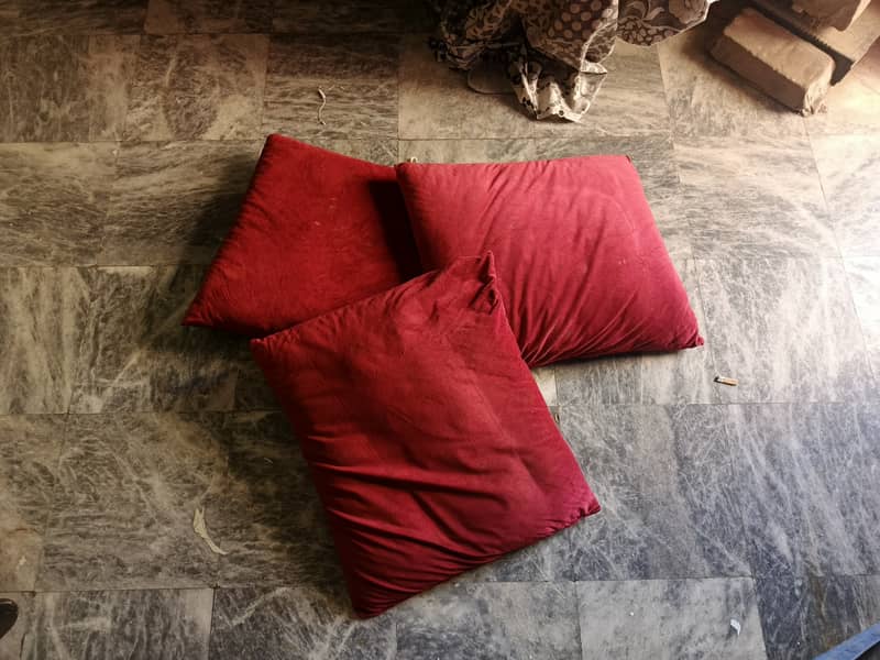 کنگ سائز کشن بہترین حالت میں رنگ لال 5