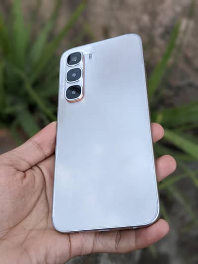 Infinix Hot 60 pro . . . 8+8 /128 . . . Silver Colour . . . 10/10 Condition.
