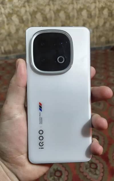 iQoo 13 Snapdragon 8 elite plus 512GB RAM 16 plus 16 GB