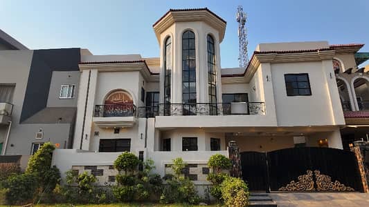 Prime Location Formanites Housing Scheme - Block N House Sized 10 Marla Is Available