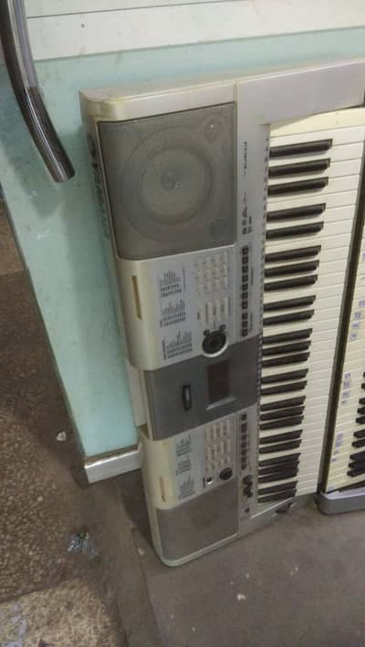 Yamaha PSR E403 Piano Keyboard
