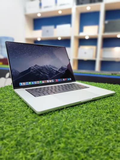 Macbook Pro M3 Pro 16 inch 18/512 Silver 44 Cycles Under Warranty