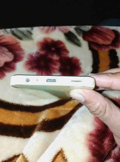 8/256gb box sath hai charger nhi hai