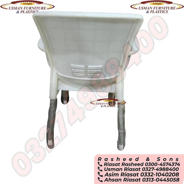 Relaxo Chair: Pure Plastic Lounge Chair for Indoor and Outdoor Use