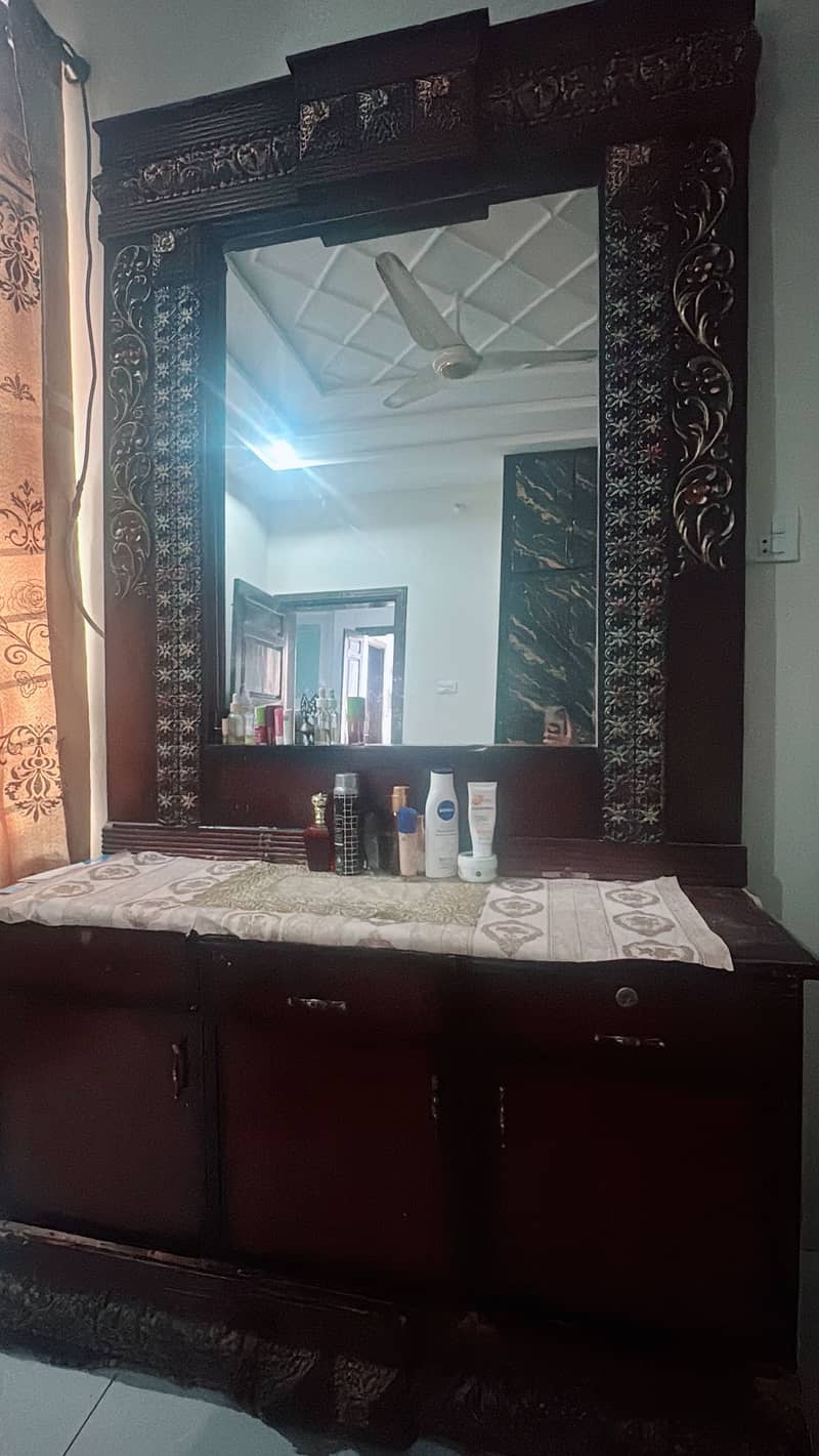 Dressing table with two side stools 1