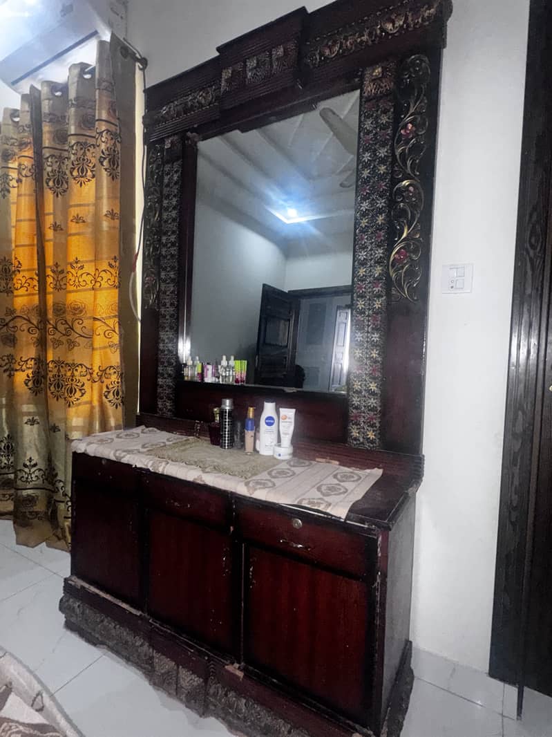 Dressing table with two side stools 3