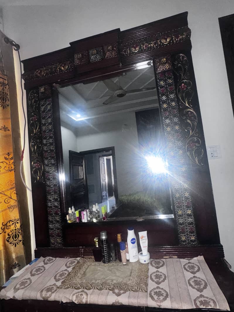 Dressing table with two side stools 5