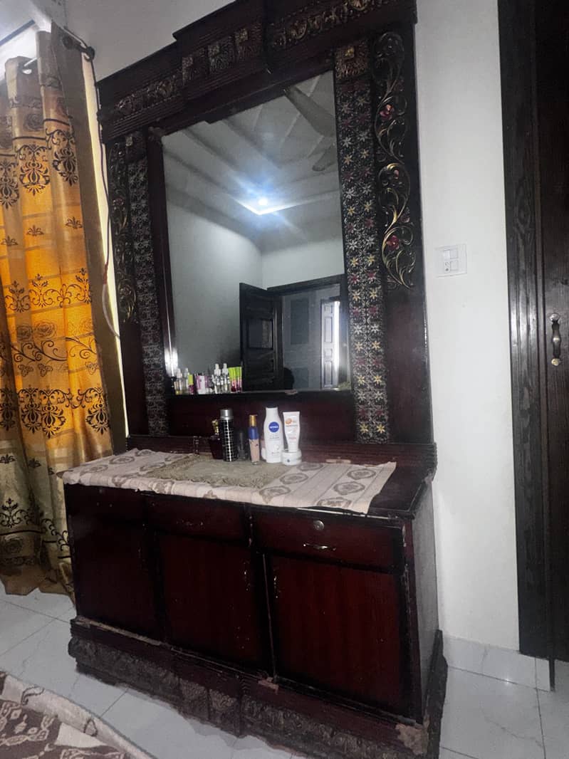 Dressing table with two side stools 6