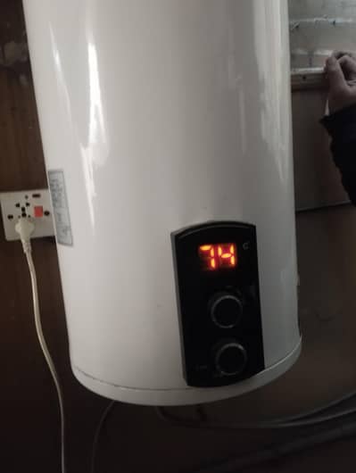 Electric Geyser for Sale – Excellent Working Condition
