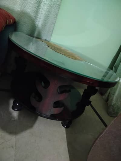 Table half glass broken(not fix price)
