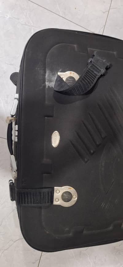 2 luggage bag. Medium ( 20-25kg). large 40Kg