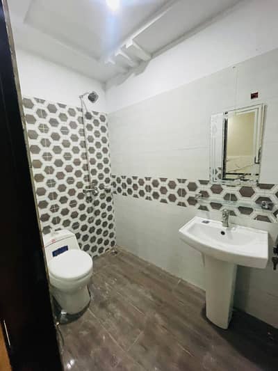 10 marla barnd single سٹوری for rent LDA Avenue 1