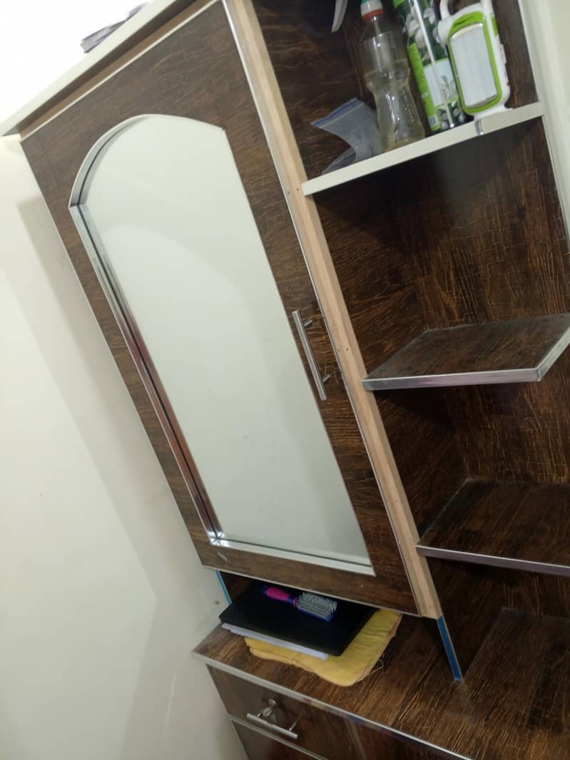 Dressing table 0