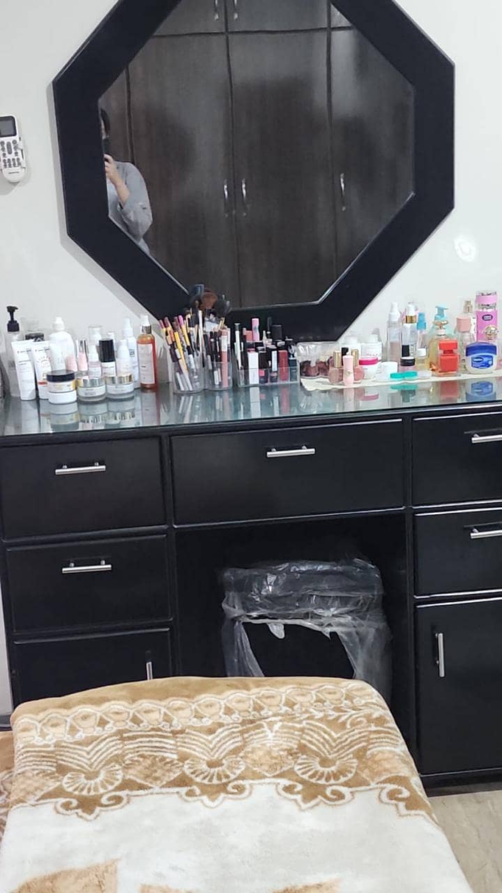 DRESSING TABLE 2