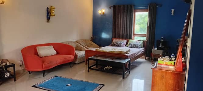 FURNISHED ROOM IN 1000 YARDS BUNGALOW FOR RENT WITH PARKING