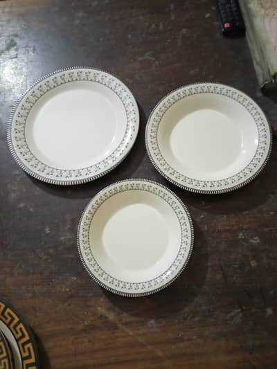 تمام ڈنر سیٹ ھولسیل ریٹ پر دستیاب ھے