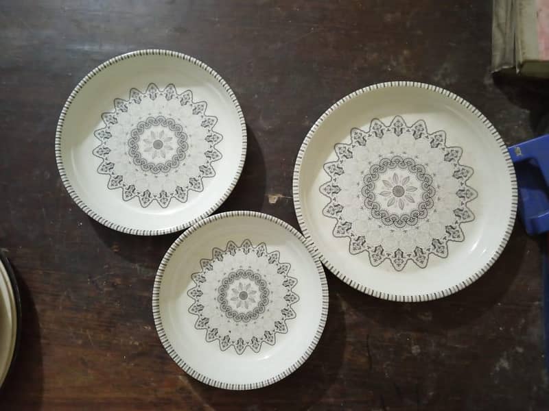 تمام ڈنر سیٹ ھولسیل ریٹ پر دستیاب ھے 4