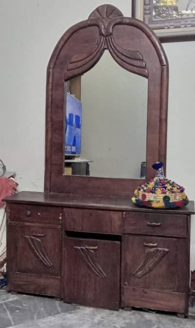 Smart dressing table in good condition