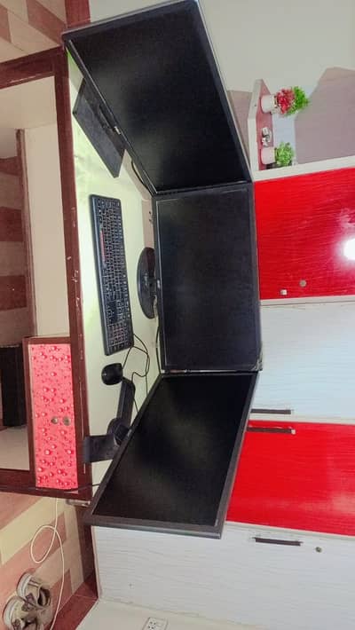 Urgent sale Full Comput i5 4 gen with 3 large Monitors 16gbram 256ssd