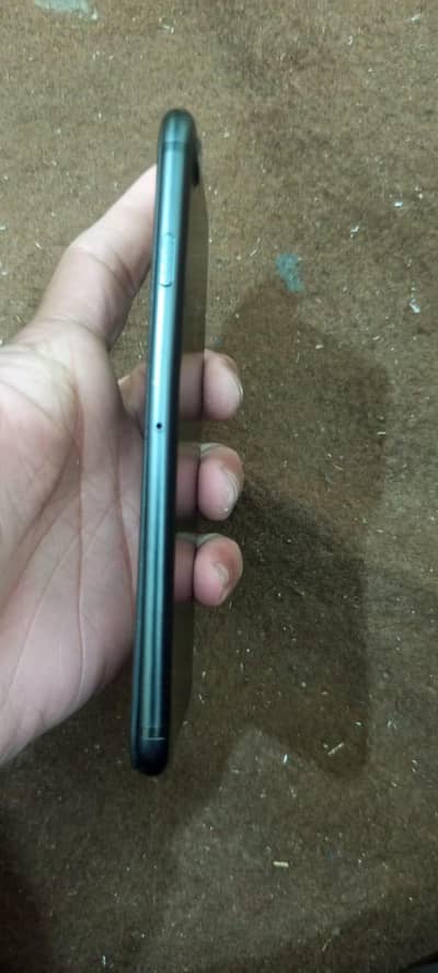 iphone 7 hai all ok battery health 85 pannal side se Thora SA nikla ha