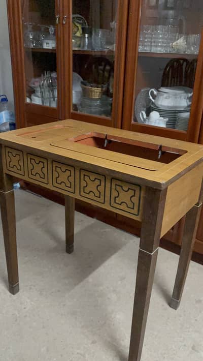 Vintage Wooden Sewing Machine Table – Classic & Timeless