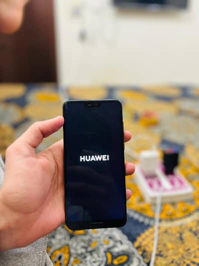 huawei p20 pro 6gb 128gb pta back crack hai pic mai Nazar a rhi hai