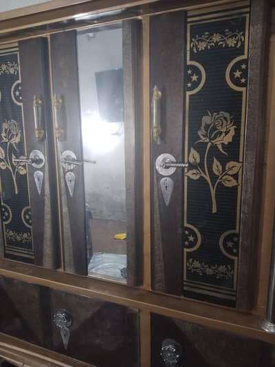 shishe ke darvaje Hain 2 sal rose