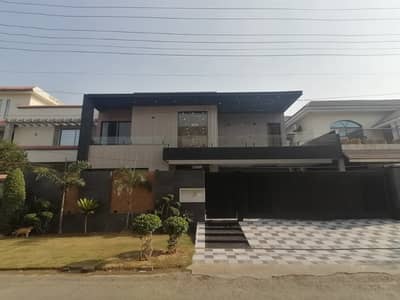 1 KANAL BRAND NEW HOUSE FOR SALE ON SHOKAT KHANAM ROAD LAHORER.