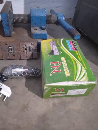 hand moulding machine with dai with raw material