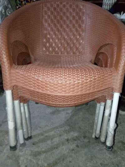 4 plastic chairs No used
