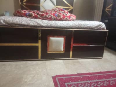 Kafi acchi halat mein khubsurat bed