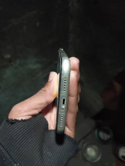 I phone 11 white colour 128 gb good condition battery change ha