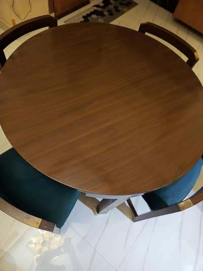 4 sitter round dinning table