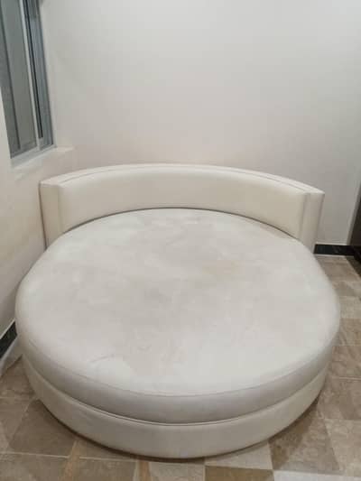 Roundshaep queen Bed for sale