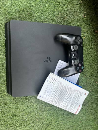 Playstation 4 Slim in Mint Condition with 2 Free Games