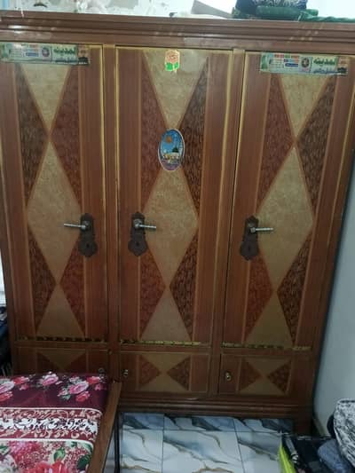 safe Almari belkul thek hai takreban 100kg wazan hai