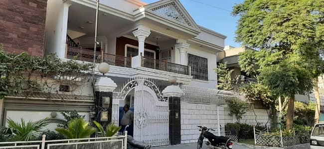 Perfect 300 Square Yards House In Gulshan-e-Iqbal - Block 6 For sale