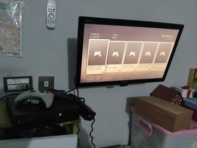 Xbox 360 for sale fat version with white controller