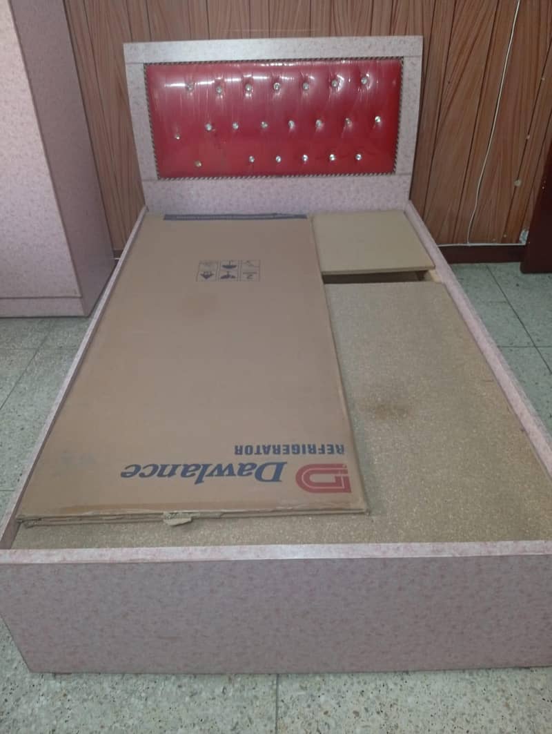 Single bed , dressing table, wardrobe 0