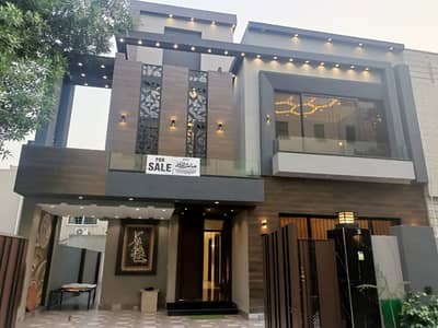 10 Marla Almost Brand New Stylish House Available For Sale In Bahria Town Lahore.