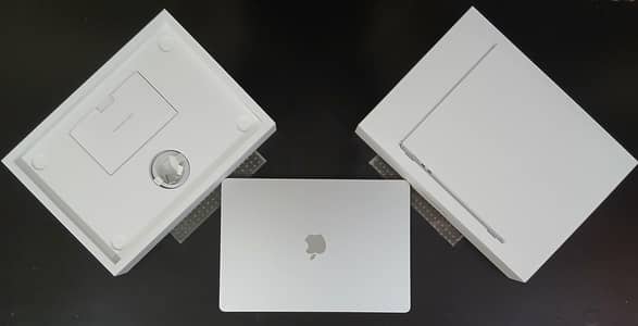 Macbook Air m4, 15", (16/256) Almost New