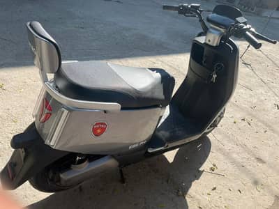 Metro electric scooty E8s pro