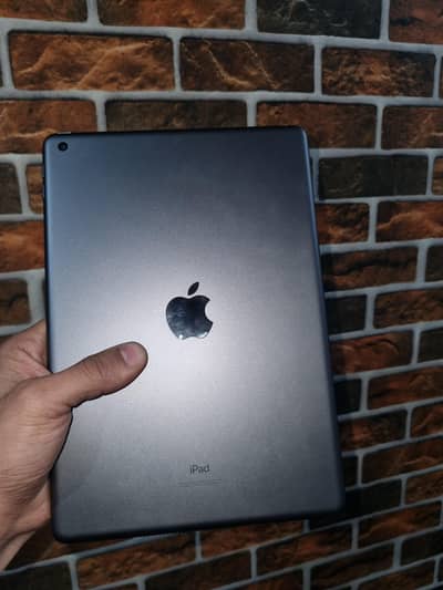 I pad 8th genretion  32gb compete box available